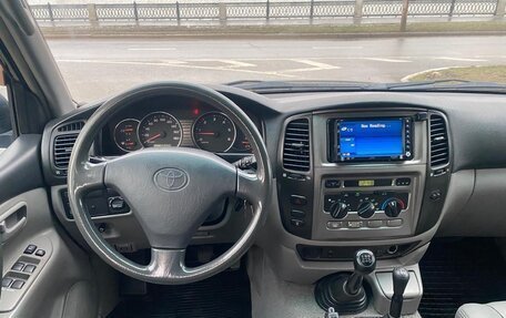 Toyota Land Cruiser 100 рестайлинг 2, 2005 год, 2 500 000 рублей, 10 фотография