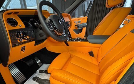 Rolls-Royce Cullinan, 2024 год, 75 000 000 рублей, 9 фотография