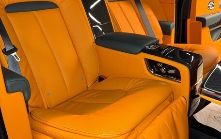 Rolls-Royce Cullinan, 2024 год, 75 000 000 рублей, 14 фотография