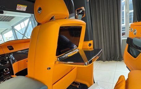 Rolls-Royce Cullinan, 2024 год, 75 000 000 рублей, 16 фотография