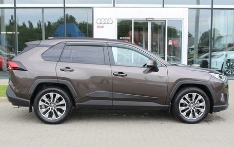 Toyota RAV4, 2021 год, 3 590 000 рублей, 4 фотография