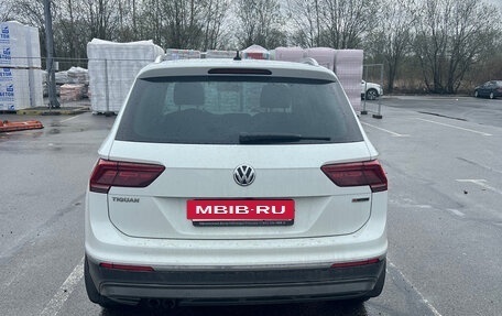 Volkswagen Tiguan II, 2018 год, 2 420 000 рублей, 3 фотография