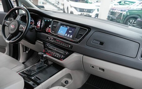 KIA Carnival III, 2017 год, 2 269 000 рублей, 13 фотография