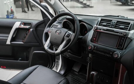 Toyota Land Cruiser Prado 150 рестайлинг 2, 2014 год, 3 099 000 рублей, 12 фотография