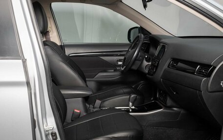 Mitsubishi Outlander III рестайлинг 3, 2019 год, 2 295 000 рублей, 10 фотография