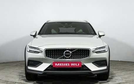 Volvo V60 Cross Country II, 2019 год, 3 249 700 рублей, 2 фотография