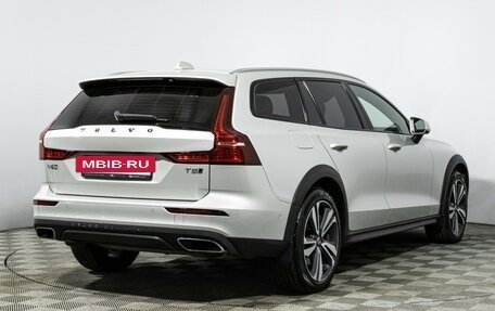 Volvo V60 Cross Country II, 2019 год, 3 249 700 рублей, 5 фотография