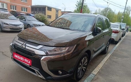 Mitsubishi Outlander III рестайлинг 3, 2019 год, 2 220 000 рублей, 3 фотография