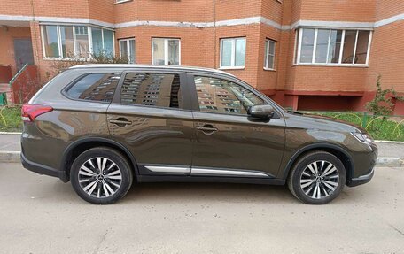 Mitsubishi Outlander III рестайлинг 3, 2019 год, 2 220 000 рублей, 7 фотография