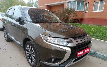 Mitsubishi Outlander III рестайлинг 3, 2019 год, 2 220 000 рублей, 9 фотография