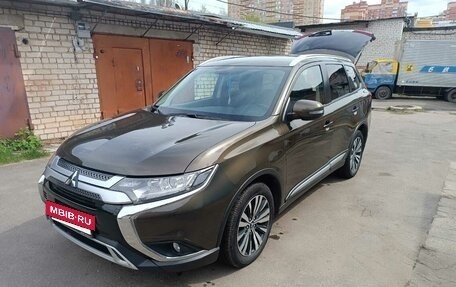 Mitsubishi Outlander III рестайлинг 3, 2019 год, 2 220 000 рублей, 8 фотография