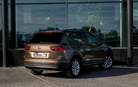Volkswagen Tiguan II, 2019 год, 2 199 000 рублей, 2 фотография