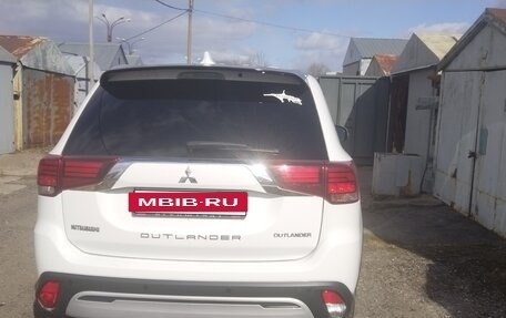 Mitsubishi Outlander III рестайлинг 3, 2019 год, 2 050 000 рублей, 2 фотография
