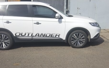 Mitsubishi Outlander III рестайлинг 3, 2019 год, 2 050 000 рублей, 6 фотография