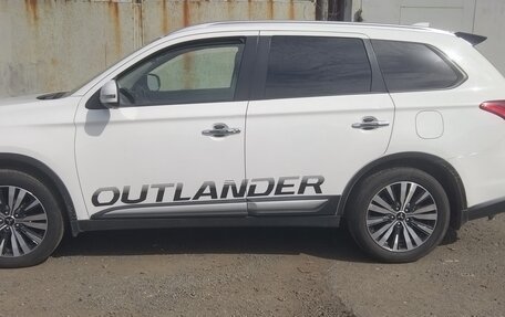 Mitsubishi Outlander III рестайлинг 3, 2019 год, 2 050 000 рублей, 5 фотография