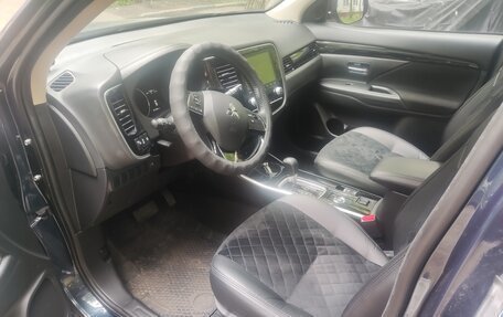 Mitsubishi Outlander III рестайлинг 3, 2022 год, 2 870 000 рублей, 9 фотография