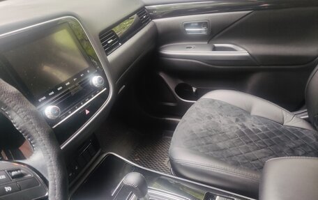 Mitsubishi Outlander III рестайлинг 3, 2022 год, 2 870 000 рублей, 7 фотография