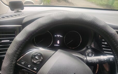 Mitsubishi Outlander III рестайлинг 3, 2022 год, 2 870 000 рублей, 8 фотография