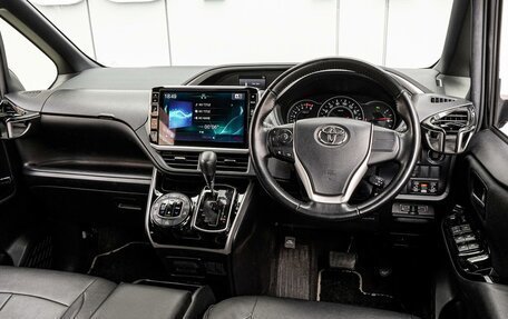 Toyota Voxy III, 2019 год, 2 885 000 рублей, 6 фотография