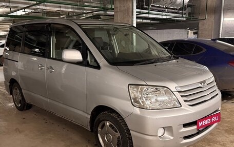 Toyota Noah III, 2002 год, 818 490 рублей, 1 фотография