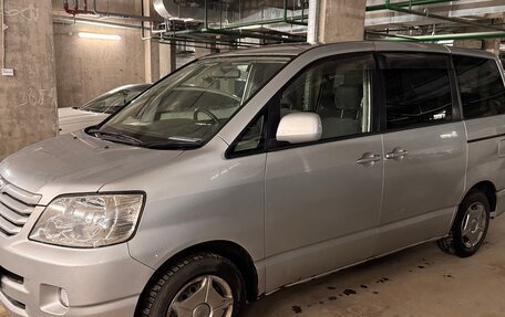 Toyota Noah III, 2002 год, 818 490 рублей, 3 фотография