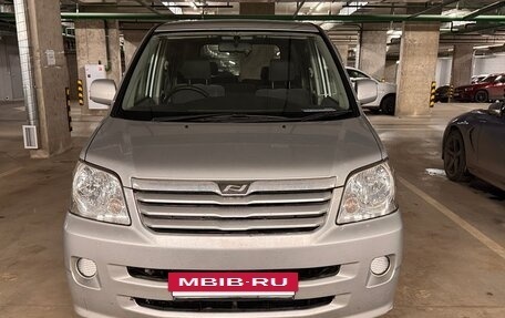 Toyota Noah III, 2002 год, 818 490 рублей, 2 фотография