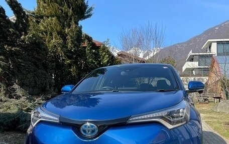 Toyota C-HR I рестайлинг, 2017 год, 2 200 000 рублей, 10 фотография