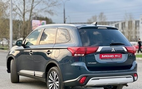 Mitsubishi Outlander III рестайлинг 3, 2020 год, 2 698 000 рублей, 4 фотография