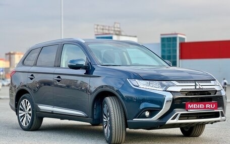 Mitsubishi Outlander III рестайлинг 3, 2020 год, 2 698 000 рублей, 2 фотография