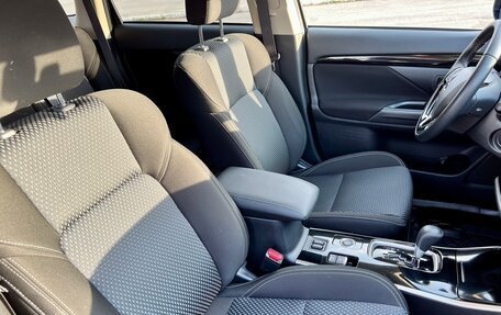 Mitsubishi Outlander III рестайлинг 3, 2020 год, 2 698 000 рублей, 11 фотография