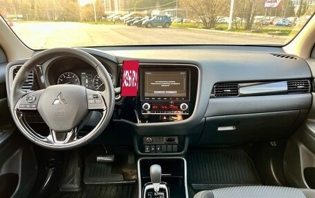 Mitsubishi Outlander III рестайлинг 3, 2020 год, 2 698 000 рублей, 13 фотография