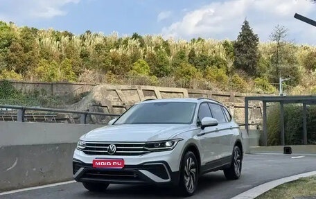 Volkswagen Tiguan II, 2022 год, 2 750 000 рублей, 1 фотография