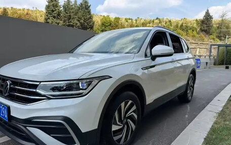 Volkswagen Tiguan II, 2022 год, 2 750 000 рублей, 2 фотография