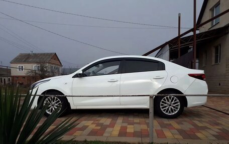 KIA Rio IV, 2018 год, 1 000 000 рублей, 4 фотография