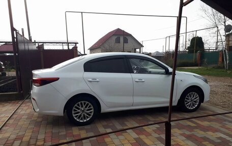 KIA Rio IV, 2018 год, 1 000 000 рублей, 3 фотография