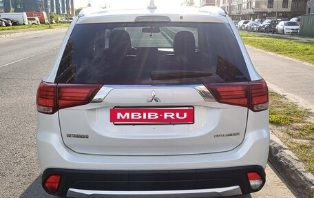 Mitsubishi Outlander III рестайлинг 3, 2017 год, 2 300 000 рублей, 2 фотография