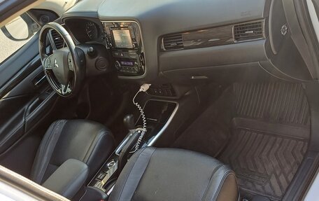 Mitsubishi Outlander III рестайлинг 3, 2017 год, 2 300 000 рублей, 10 фотография