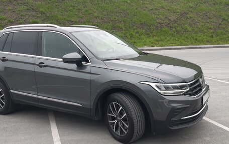 Volkswagen Tiguan II, 2021 год, 4 150 000 рублей, 2 фотография