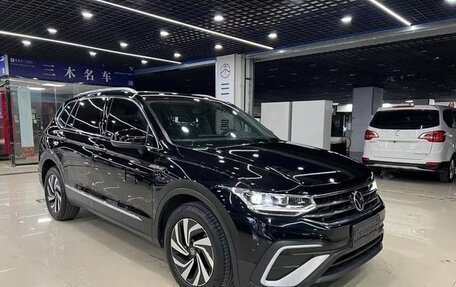 Volkswagen Tiguan II, 2022 год, 2 660 000 рублей, 3 фотография