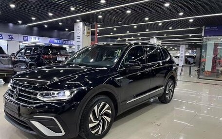 Volkswagen Tiguan II, 2022 год, 2 660 000 рублей, 2 фотография