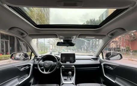 Toyota RAV4, 2021 год, 2 320 000 рублей, 11 фотография