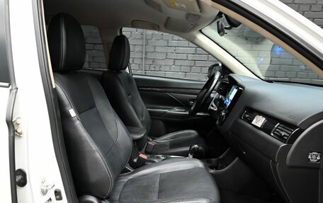 Mitsubishi Outlander III рестайлинг 3, 2015 год, 1 560 000 рублей, 10 фотография