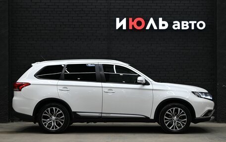 Mitsubishi Outlander III рестайлинг 3, 2015 год, 1 560 000 рублей, 9 фотография