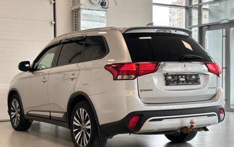 Mitsubishi Outlander III рестайлинг 3, 2019 год, 2 099 000 рублей, 6 фотография
