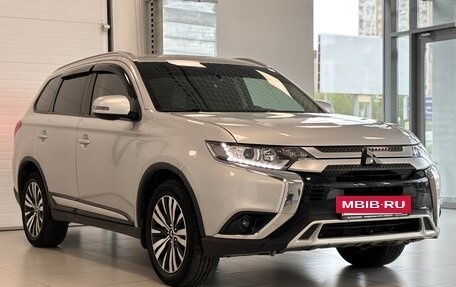 Mitsubishi Outlander III рестайлинг 3, 2019 год, 2 099 000 рублей, 3 фотография