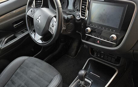 Mitsubishi Outlander III рестайлинг 3, 2021 год, 3 200 000 рублей, 8 фотография