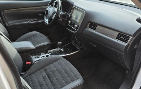 Mitsubishi Outlander III рестайлинг 3, 2021 год, 3 200 000 рублей, 10 фотография