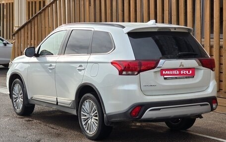 Mitsubishi Outlander III рестайлинг 3, 2021 год, 3 200 000 рублей, 3 фотография