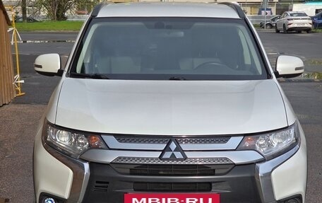 Mitsubishi Outlander III рестайлинг 3, 2021 год, 3 200 000 рублей, 6 фотография