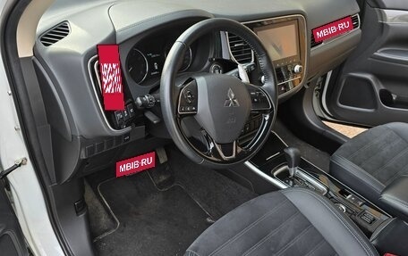 Mitsubishi Outlander III рестайлинг 3, 2021 год, 3 200 000 рублей, 7 фотография